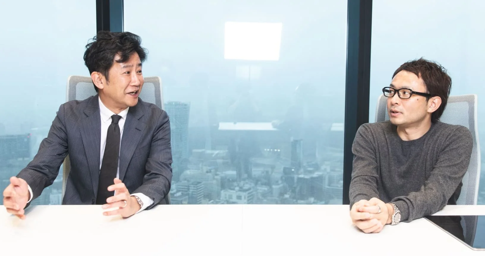 デザイナーが転職エージェントを利用するメリットについて語るMIXI横山さんとクリーク·アンド·リバー社渡辺